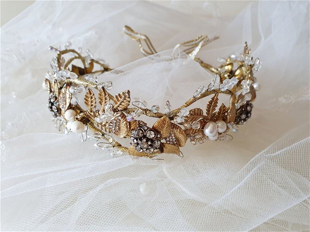 REGINA ANNE / Coronița cu perle albe, cristale si flori cu strasuri