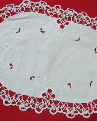 Mileu cu dantela si broderie  40 cm