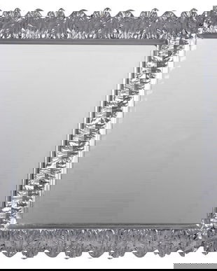 Oglinda cu o rama argintie