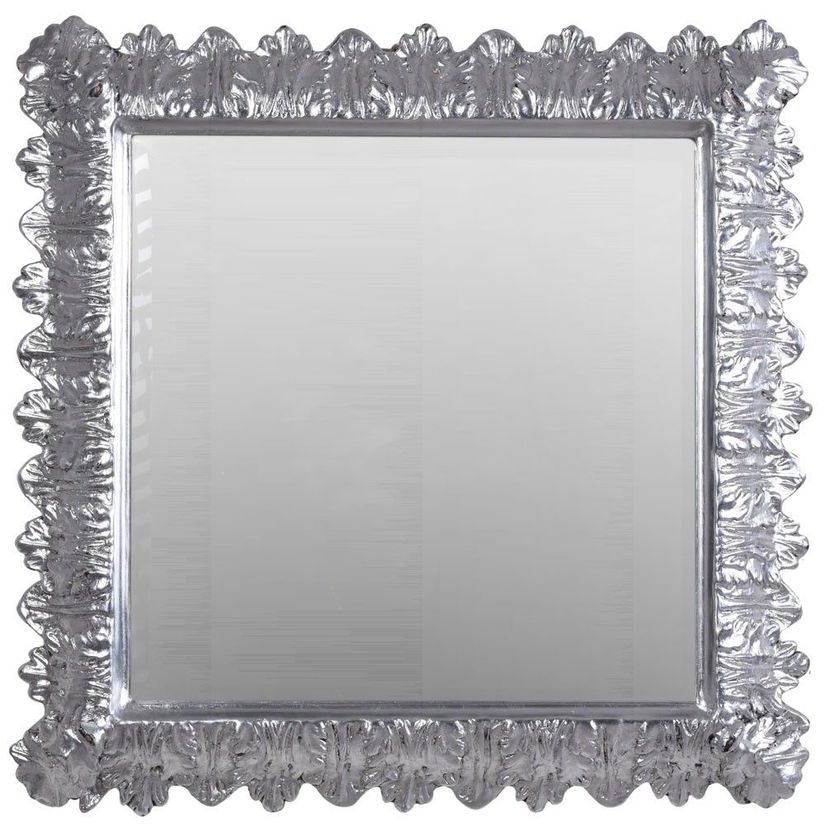 Oglinda cu o rama argintie