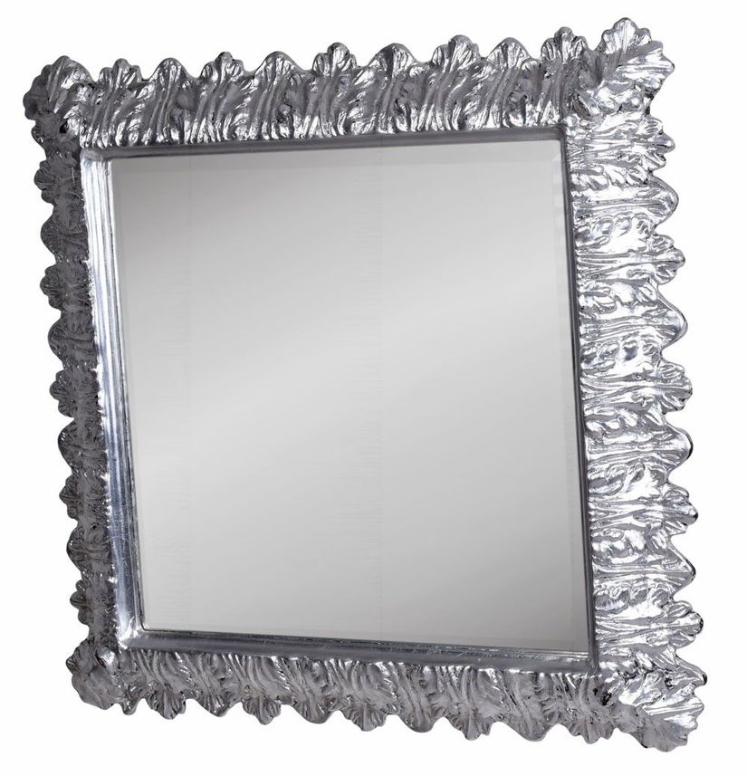 Oglinda cu o rama argintie