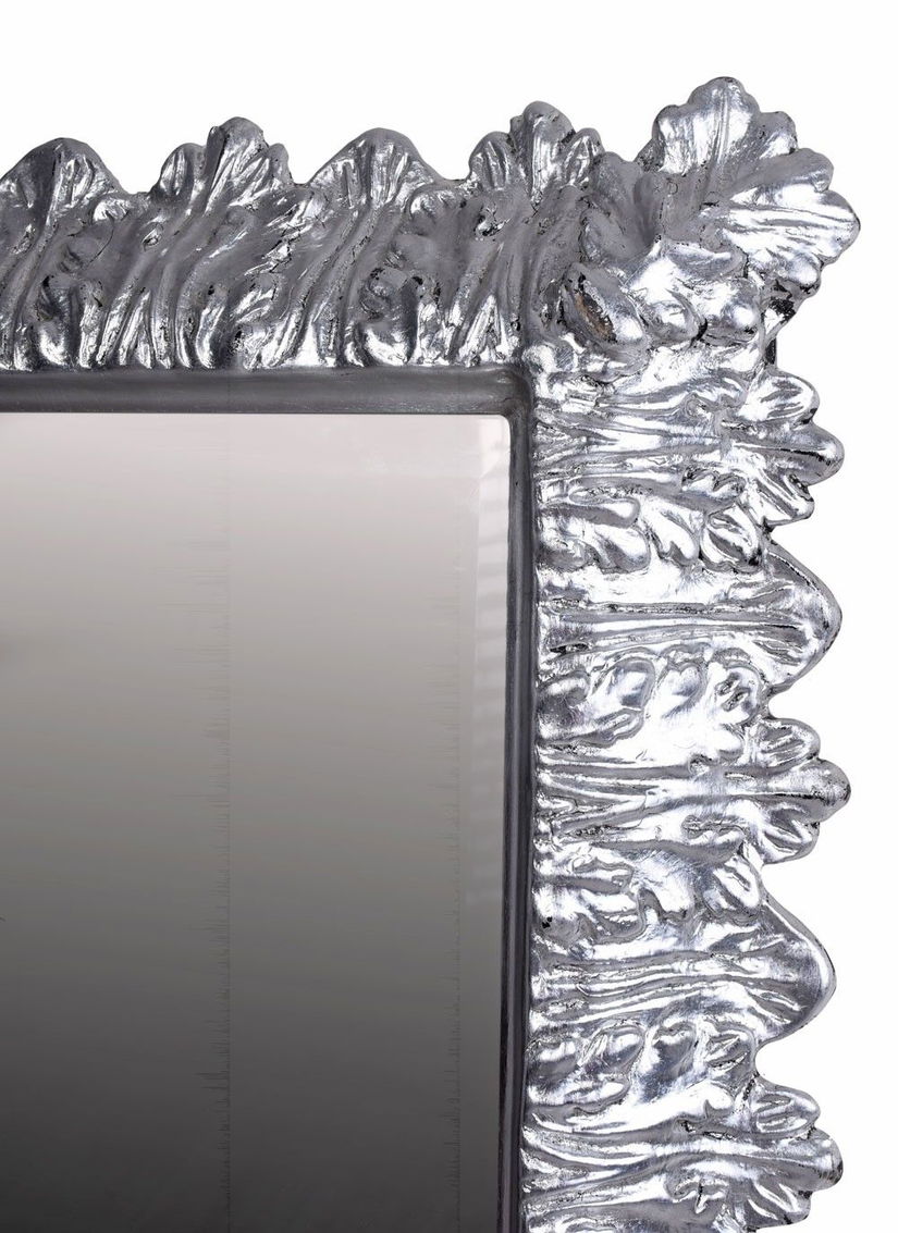 Oglinda cu o rama argintie