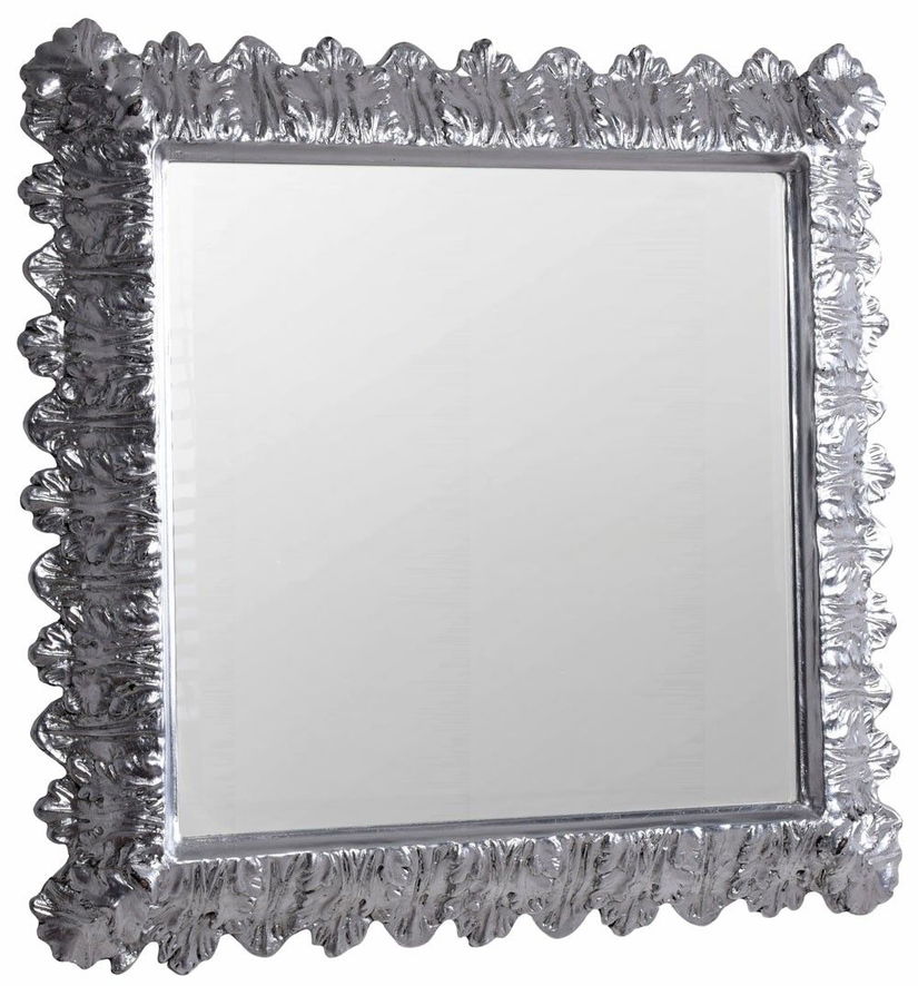 Oglinda cu o rama argintie