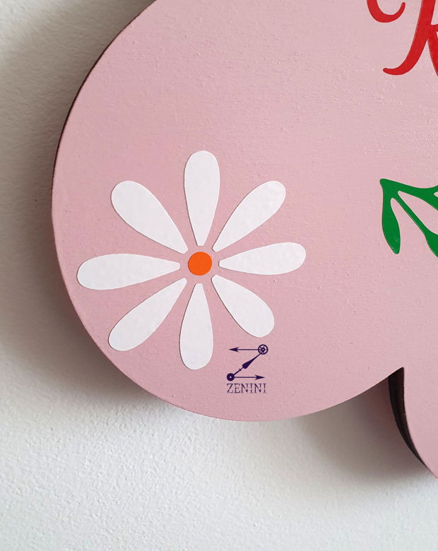 Decoratiune floare personalizata, decoratiune camera copilului, decor floare cu nume, decor lemn cu nume, ornament perete camera copil, decor floare pictat manual, decor camera fetita, decor floare fetita