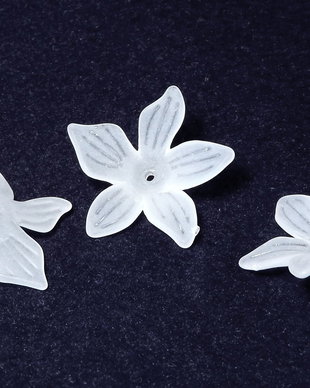 Margele din acril, frosted, floare, 20x5 mm, albe