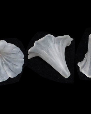 Margele din acril, frosted, floare, 41x35 mm, albe