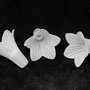 Margele din acril, frosted, floare, 22x22 mm, albe