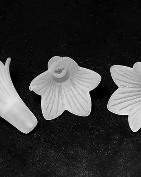 Margele din acril, frosted, floare, 22x22 mm, albe