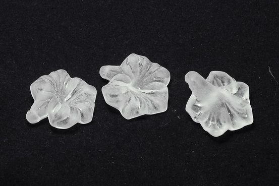 Pandantiv acril, frosted, floare, 22x20 mm, alb