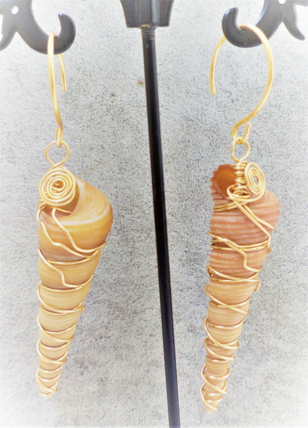 Cercei handmade din cochilie de melc de apa si sarma  - the golden snail