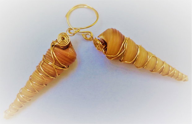 Cercei handmade din cochilie de melc de apa si sarma  - the golden snail