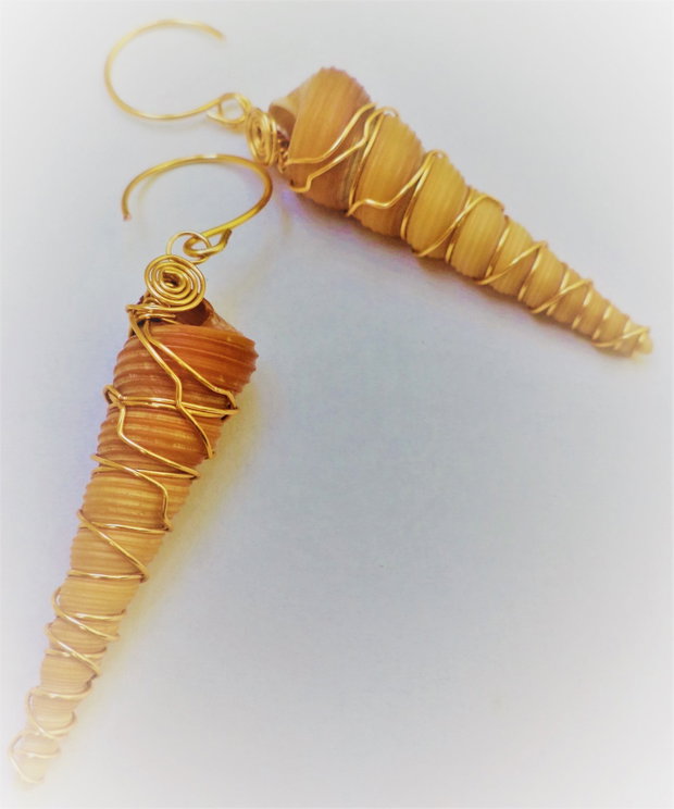 Cercei handmade din cochilie de melc de apa si sarma  - the golden snail