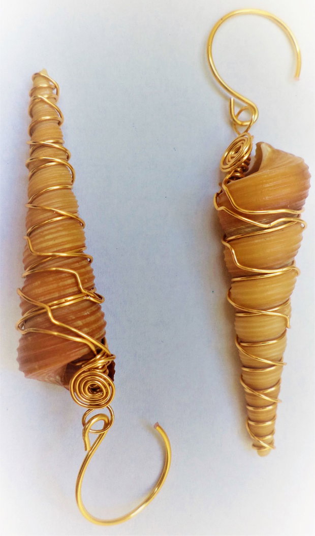 Cercei handmade din cochilie de melc de apa si sarma  - the golden snail