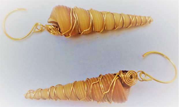 Cercei handmade din cochilie de melc de apa si sarma  - the golden snail