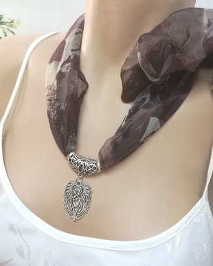 Esarfa colier