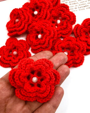 Floricele rosii crosetate manual