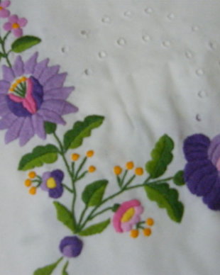 Napron cu broderie manuala