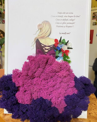 Tablou fata cu rochie de licheni