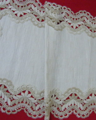 Mileu crem cu dantela 64/37 cm