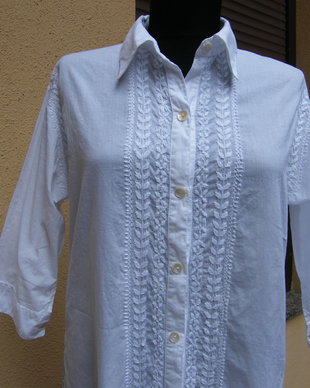 Bluza batist cu broderie  M