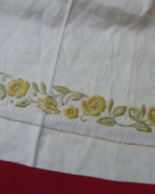 Perdeluta cu broderie