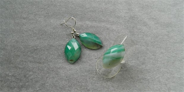 Set cercei şi inel cu caboşoane din agat stripped faţetat verde-alb cu tăietură marchiză