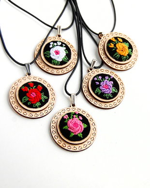Colier cu broderie manuala -motive florale