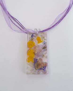pandantiv unicat din rasina transparenta cu flori de camp naturale multicolore