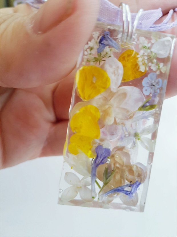 pandantiv unicat din rasina transparenta cu flori de camp naturale multicolore
