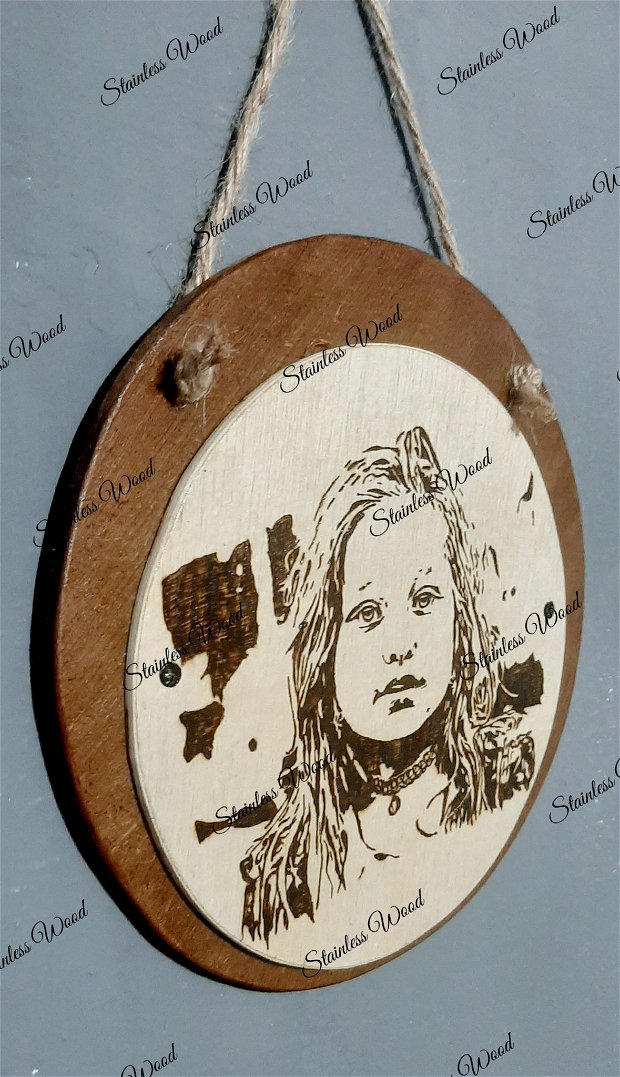 Medalion lemn personalizat, Cadou personalizat, portret pirogravat, portret copii, pirogravura, personalizari produse, cadouri unicat, tablou personalizat, cadou pentru mamici, cadou copii