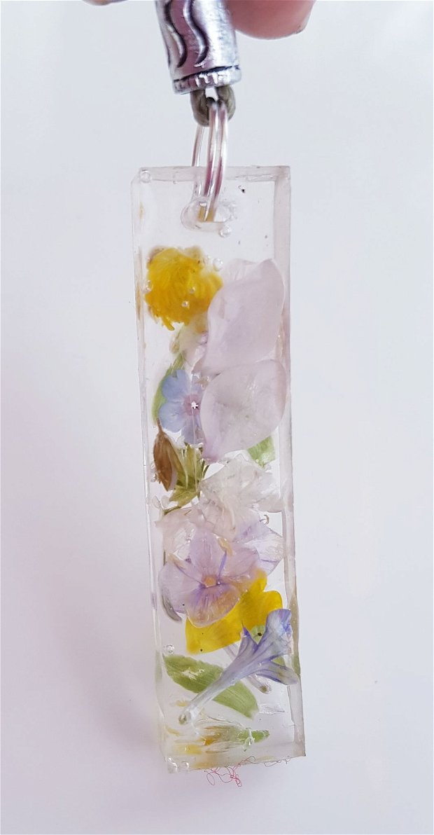 pandantiv unicat, in forma de bara din rasina UV cu flori de camp naturale multicolore
