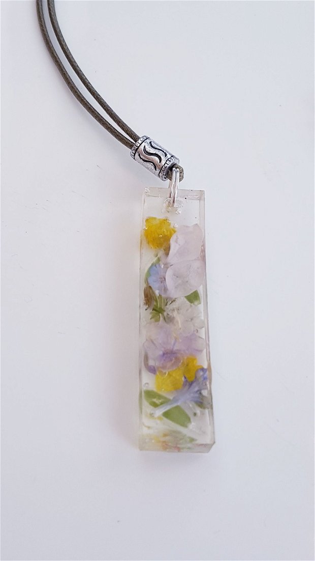 pandantiv unicat, in forma de bara din rasina UV cu flori de camp naturale multicolore