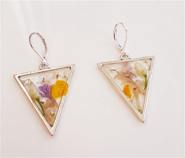 cercei unicat agatatori triunghiulari, din rășină UV transparenta, cu flori de camp naturale