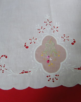 Perdeluta cu broderie