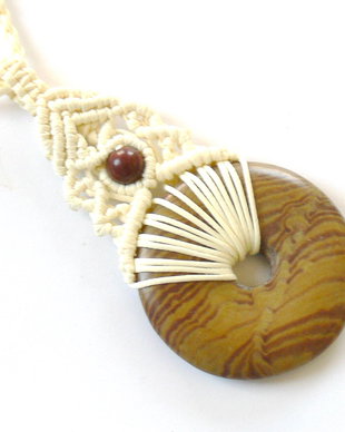 Colier in micro-macrame