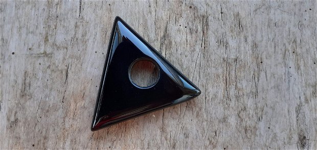Pandantiv onix negru, triunghi cu latura 49 mm  REZERVAT
