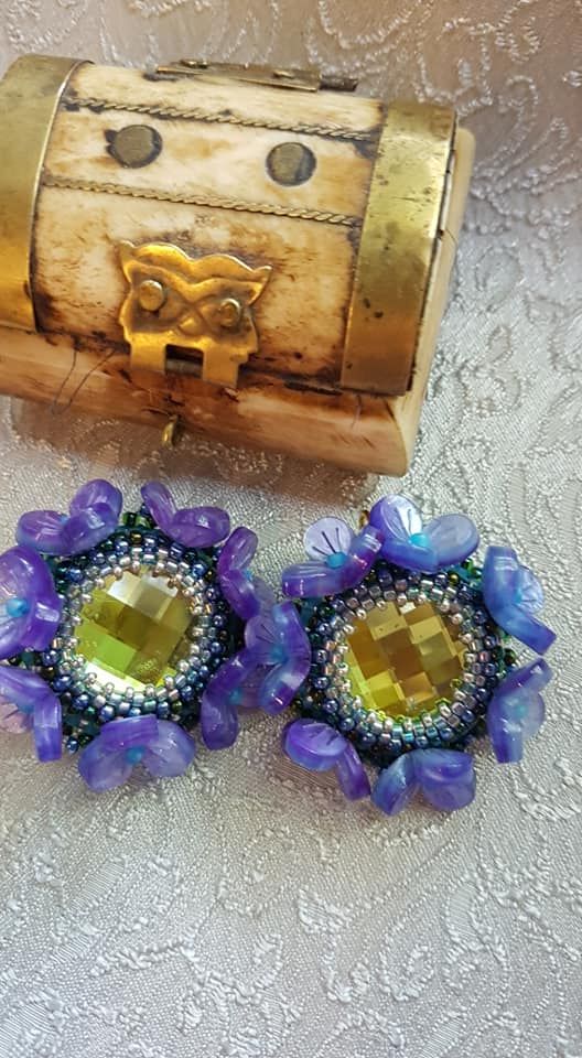 Cercei swarovski 20 mm,margele toho,flori rasina,baze leverback