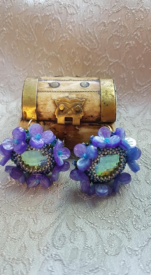 Cercei swarovski 20 mm,margele toho,flori rasina,baze leverback
