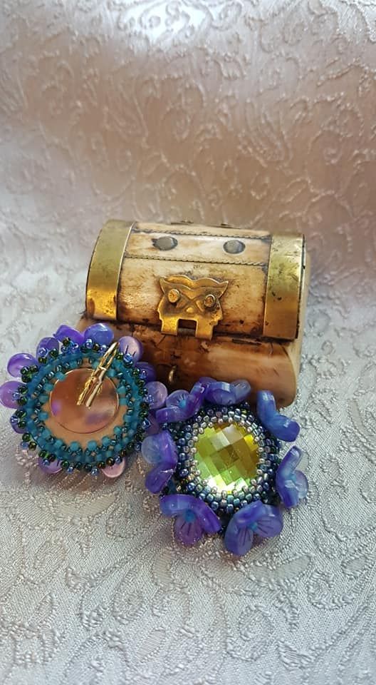 Cercei swarovski 20 mm,margele toho,flori rasina,baze leverback