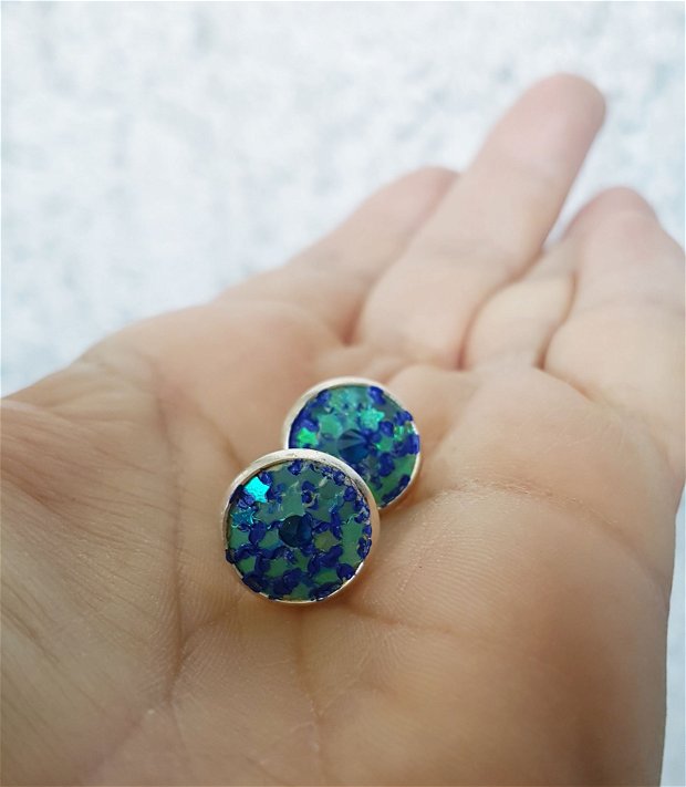 cercei unicat, rotunzi, cu pin, cu cristale Swarovski albastre si verzi si stelute iridiscente de sticla