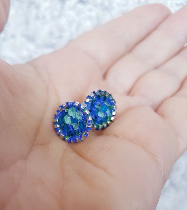 cercei unicat rotunzi, cu pin, cu cristale biconice Swarovski albastre si verzi