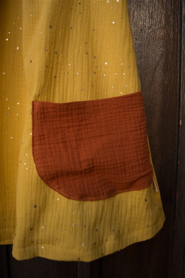 Rochita copii, vaporoasa, de vara, din muselina dubla - galben mustar cu stelute aurii si accente caramizii