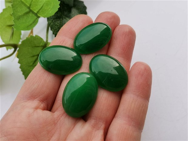 Cabochon green jad