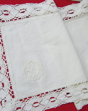 Traversa cu dantela 106 cm
