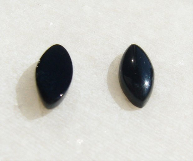 Cabochon din onix negru taietura Marquise (provenienta America) aprox 8x4x2.5 mm