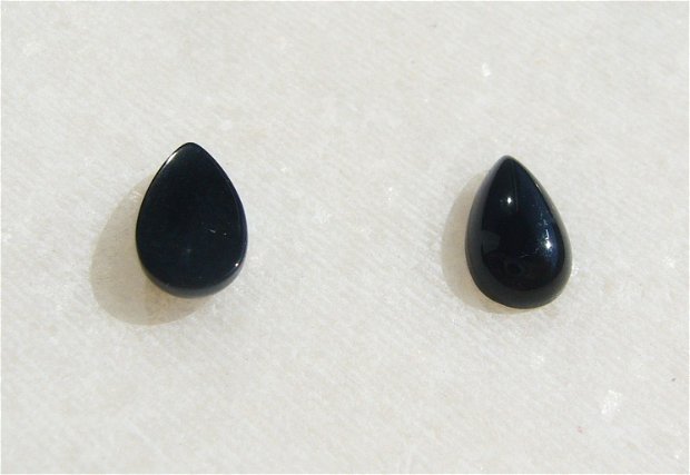 Cabochon lacrima mica din onix negru (provenienta America) aprox 8x5x2.5 mm