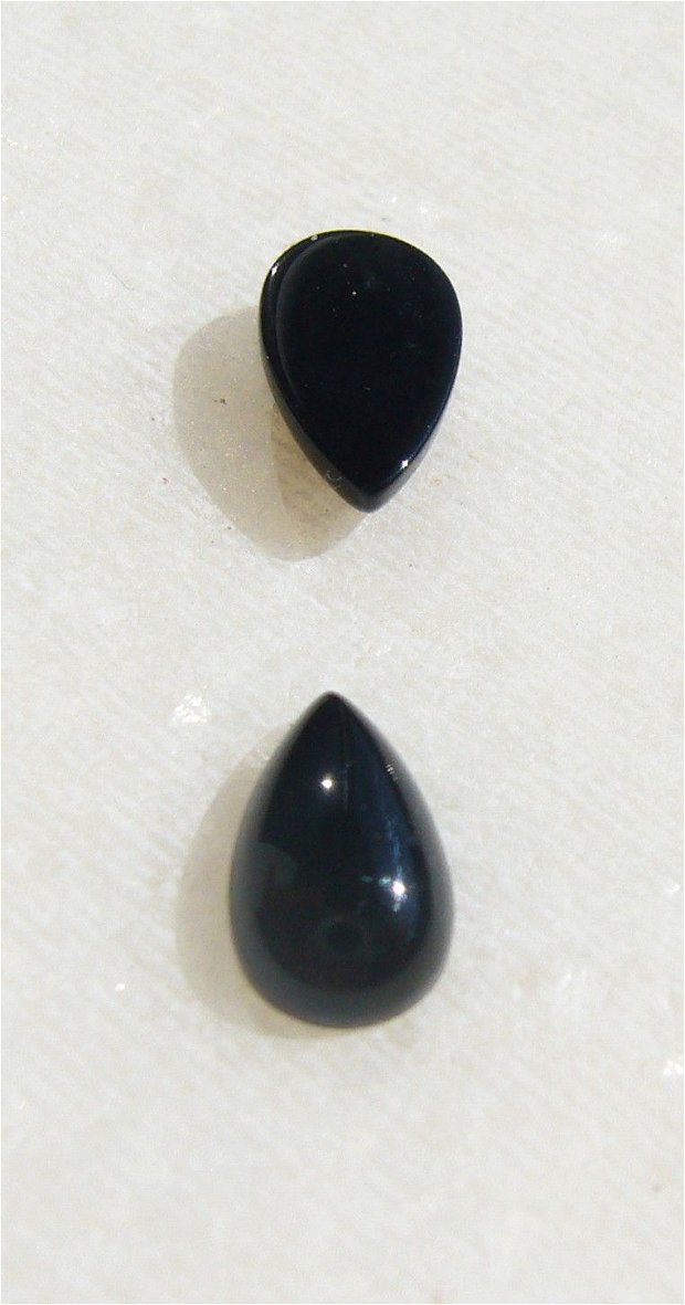 Cabochon lacrima mica din onix negru (provenienta America) aprox 8x5x2.5 mm