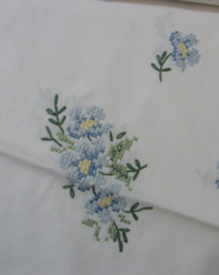 Nou-napron damasc cu broderie