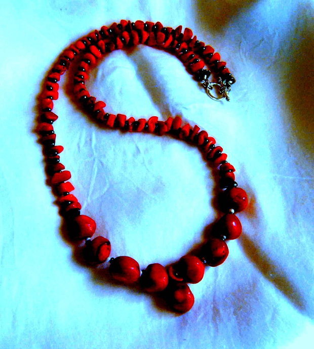 BlackFriday Today ! Colier splendid , compus din coral natural rosu inchis, sange de taur !