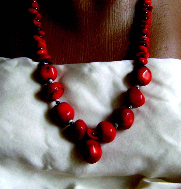 BlackFriday Today ! Colier splendid , compus din coral natural rosu inchis, sange de taur !